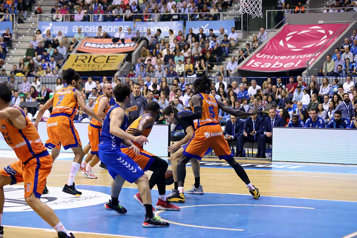 Imágenes del encuentro entre el San Pablo Burgos y el Valencia Basket en el Coliseum. 