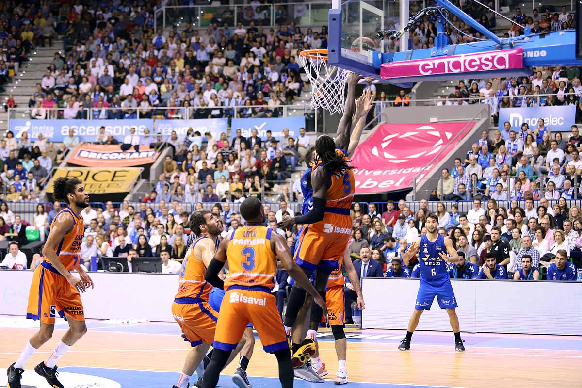 Imágenes del encuentro entre el San Pablo Burgos y el Valencia Basket en el Coliseum. 