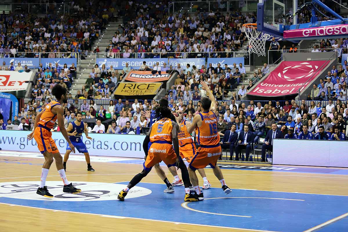 Imágenes del encuentro entre el San Pablo Burgos y el Valencia Basket en el Coliseum. 