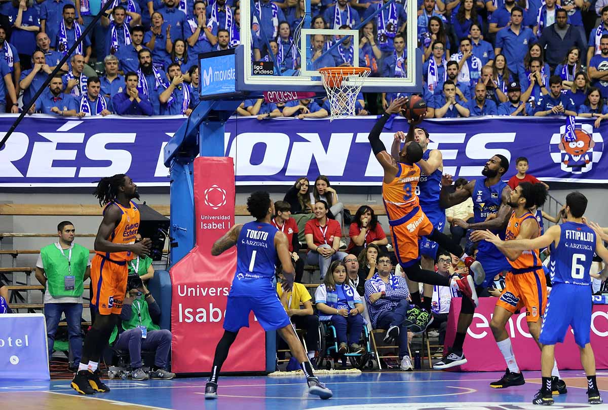 Imágenes del encuentro entre el San Pablo Burgos y el Valencia Basket en el Coliseum. 