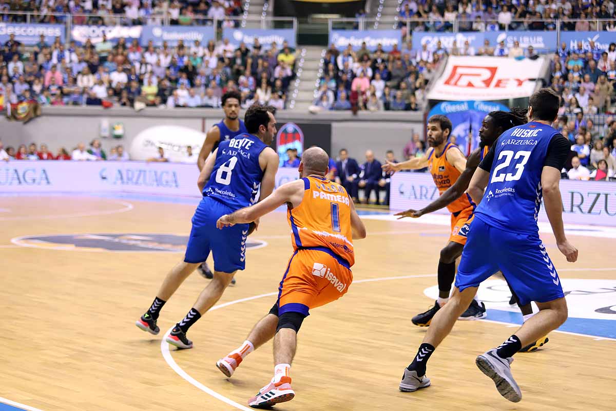 Imágenes del encuentro entre el San Pablo Burgos y el Valencia Basket en el Coliseum. 