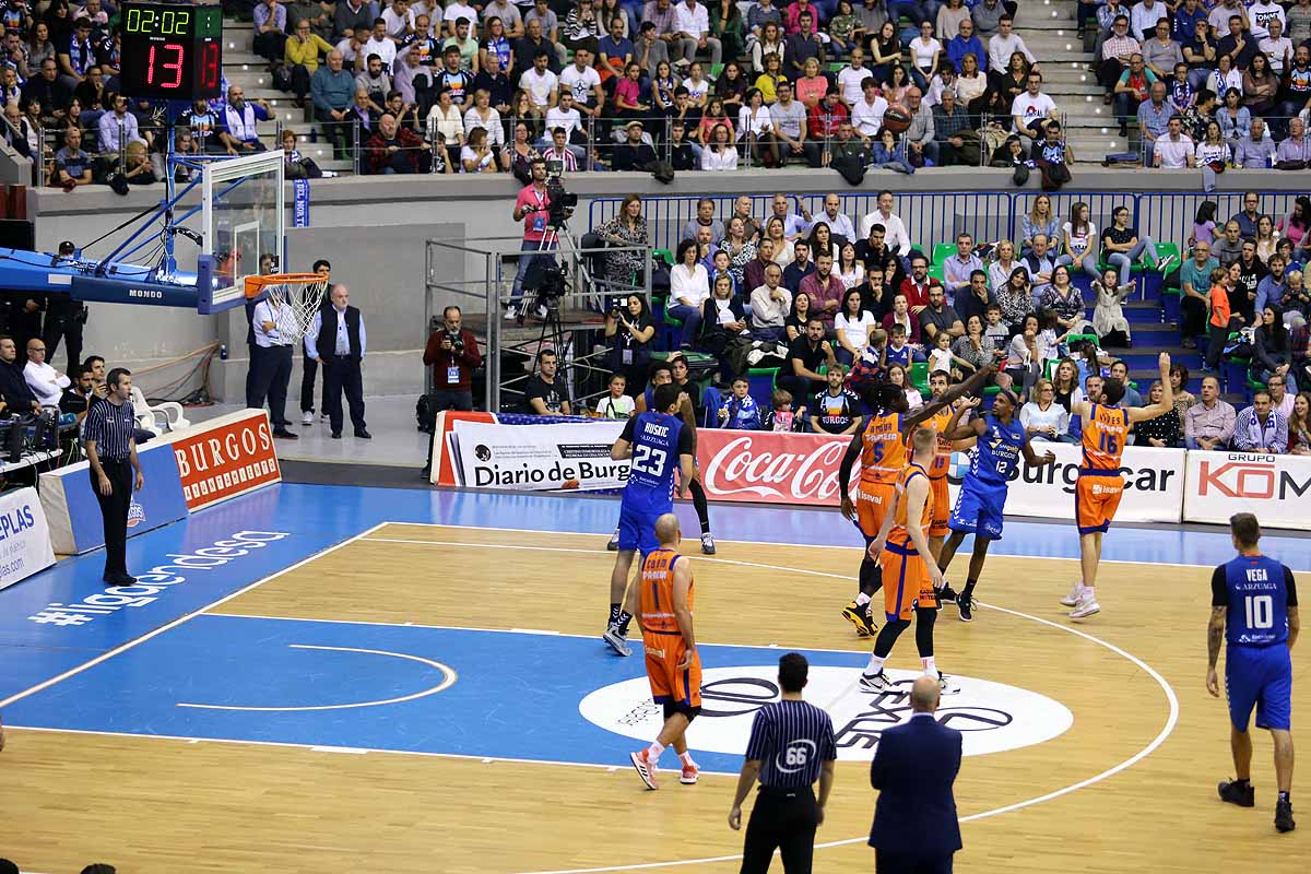 Imágenes del encuentro entre el San Pablo Burgos y el Valencia Basket en el Coliseum. 