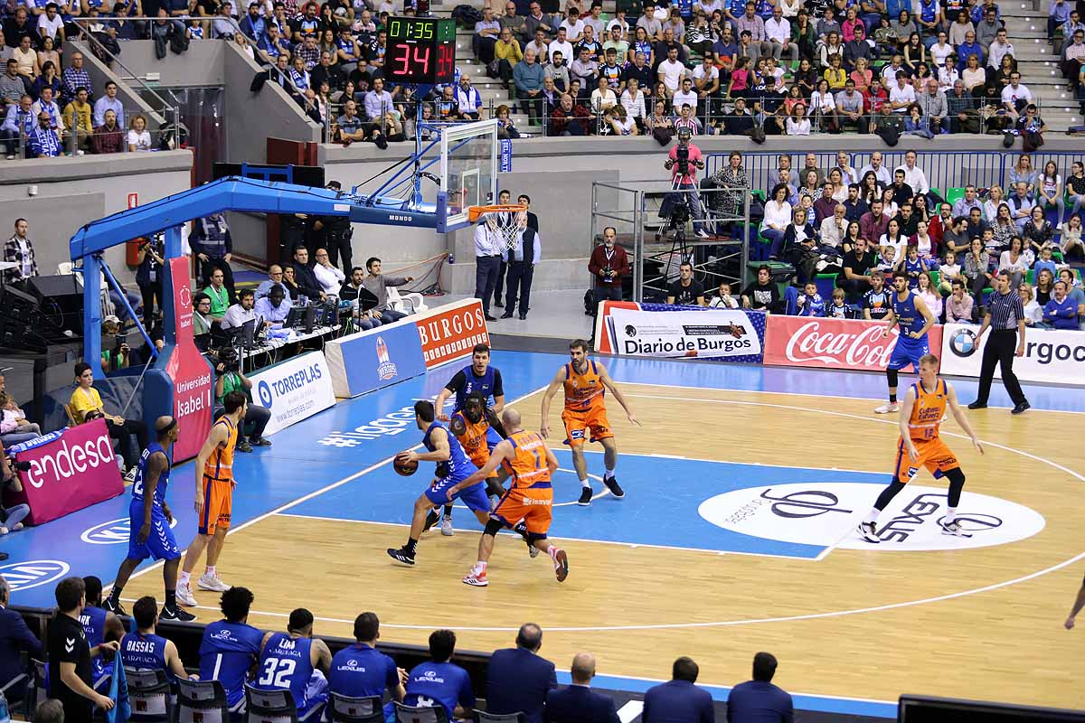 Imágenes del encuentro entre el San Pablo Burgos y el Valencia Basket en el Coliseum. 