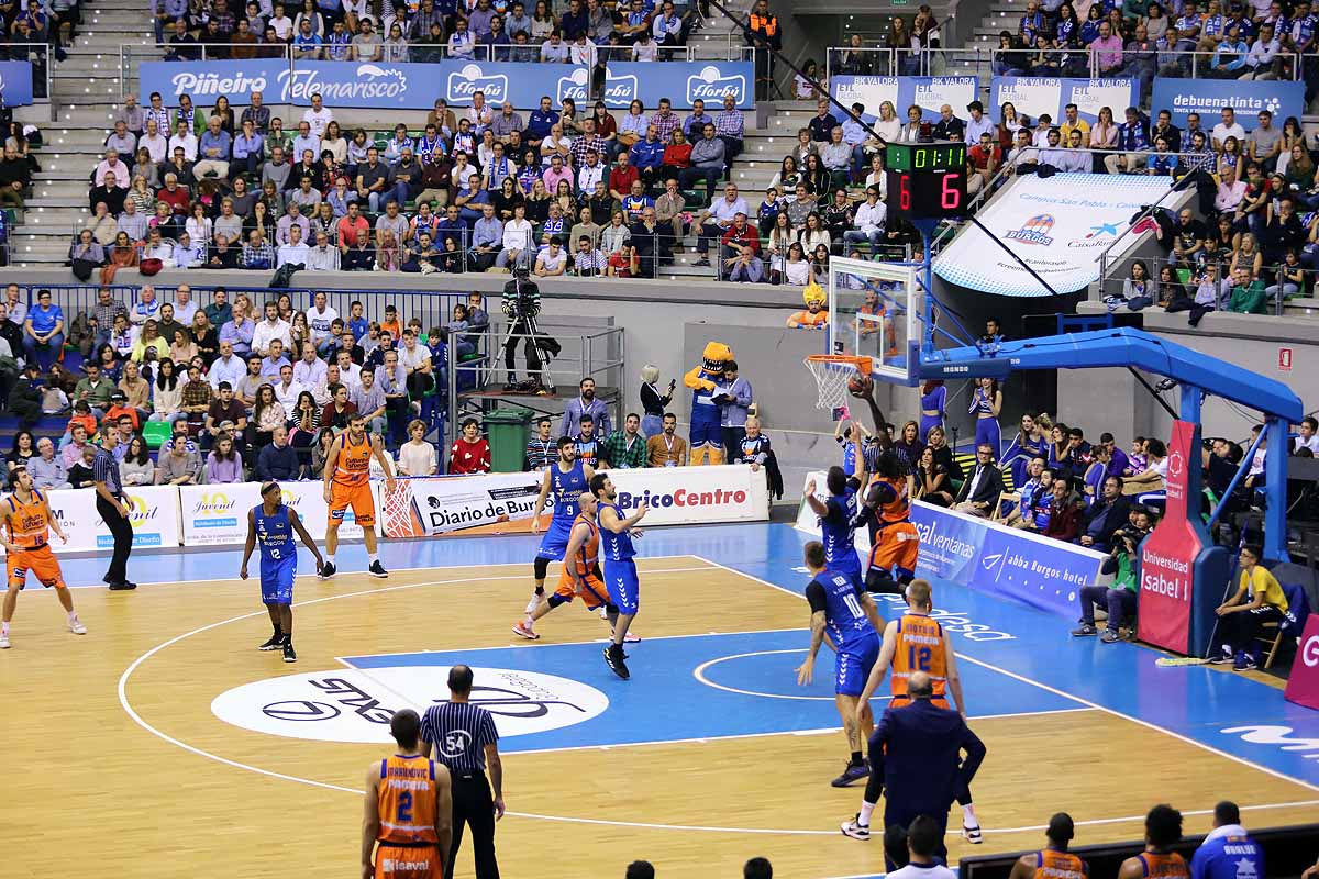 Imágenes del encuentro entre el San Pablo Burgos y el Valencia Basket en el Coliseum. 