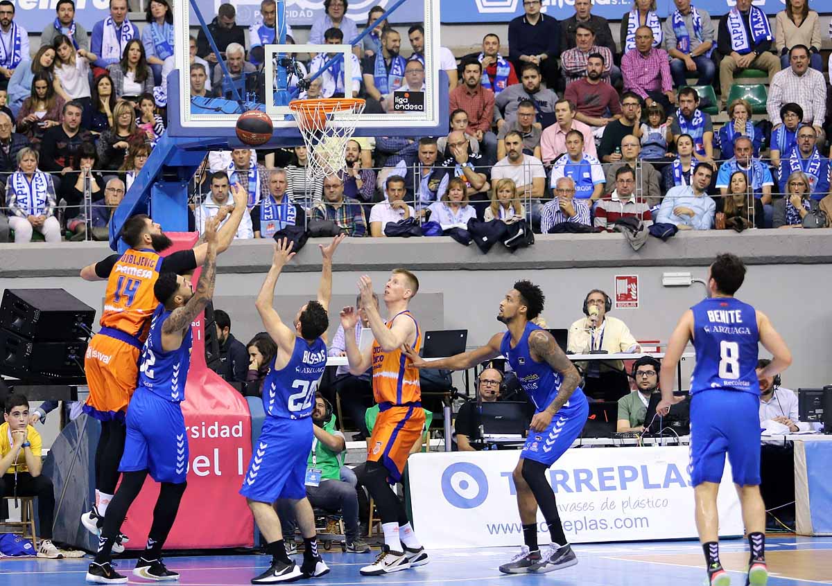 Imágenes del encuentro entre el San Pablo Burgos y el Valencia Basket en el Coliseum. 