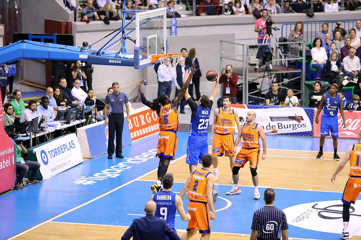 Imágenes del encuentro entre el San Pablo Burgos y el Valencia Basket en el Coliseum. 