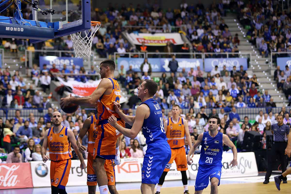 Imágenes del encuentro entre el San Pablo Burgos y el Valencia Basket en el Coliseum. 