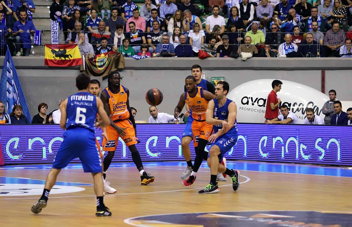 Imágenes del encuentro entre el San Pablo Burgos y el Valencia Basket en el Coliseum. 