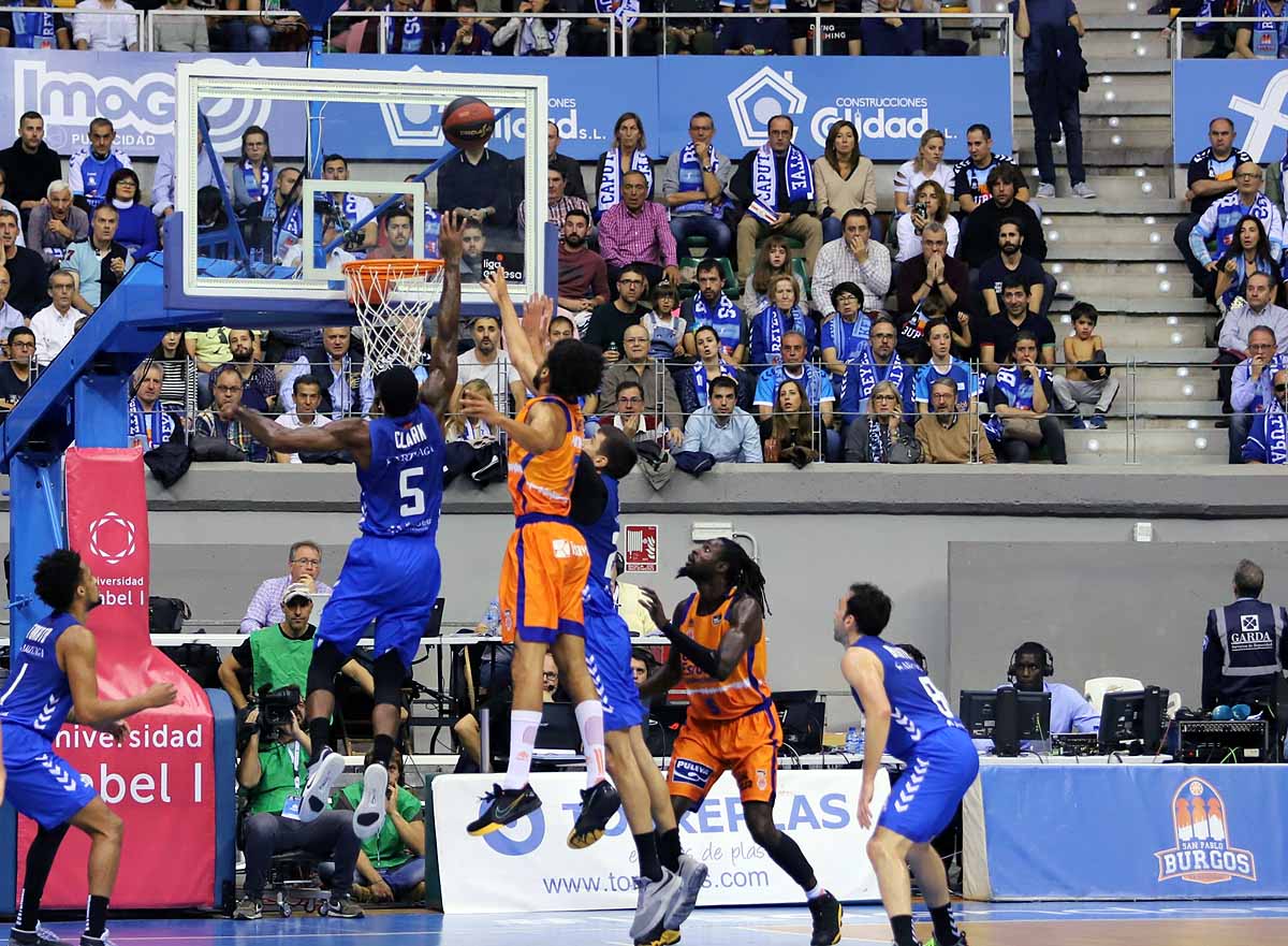 Imágenes del encuentro entre el San Pablo Burgos y el Valencia Basket en el Coliseum. 