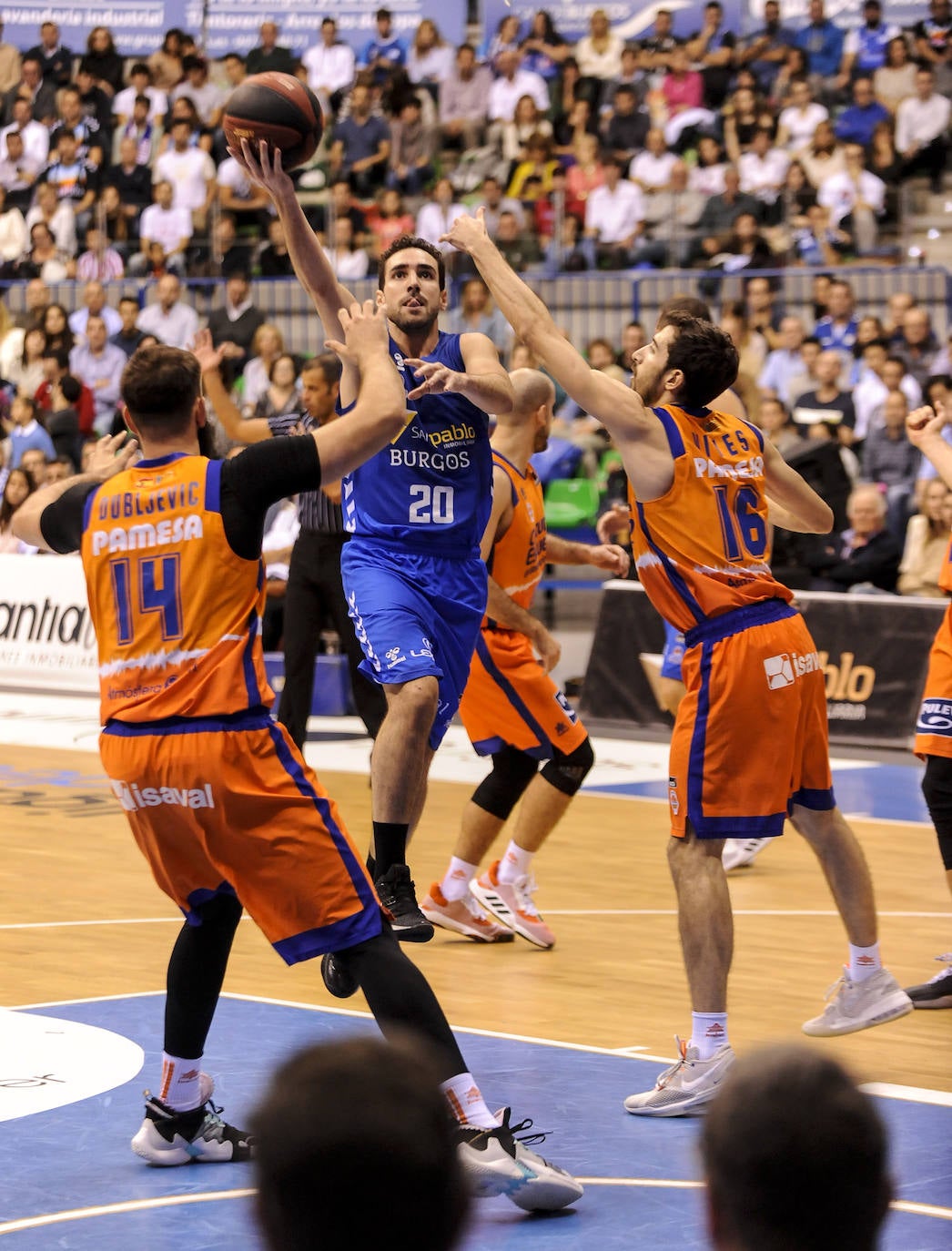 Imágenes del encuentro entre el San Pablo Burgos y el Valencia Basket en el Coliseum. 