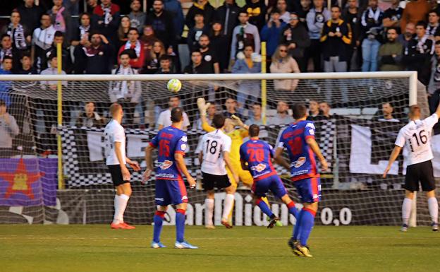 Solo dos minutos fueron suficientes para que el Amorebieta situase el marcador 0-2. 