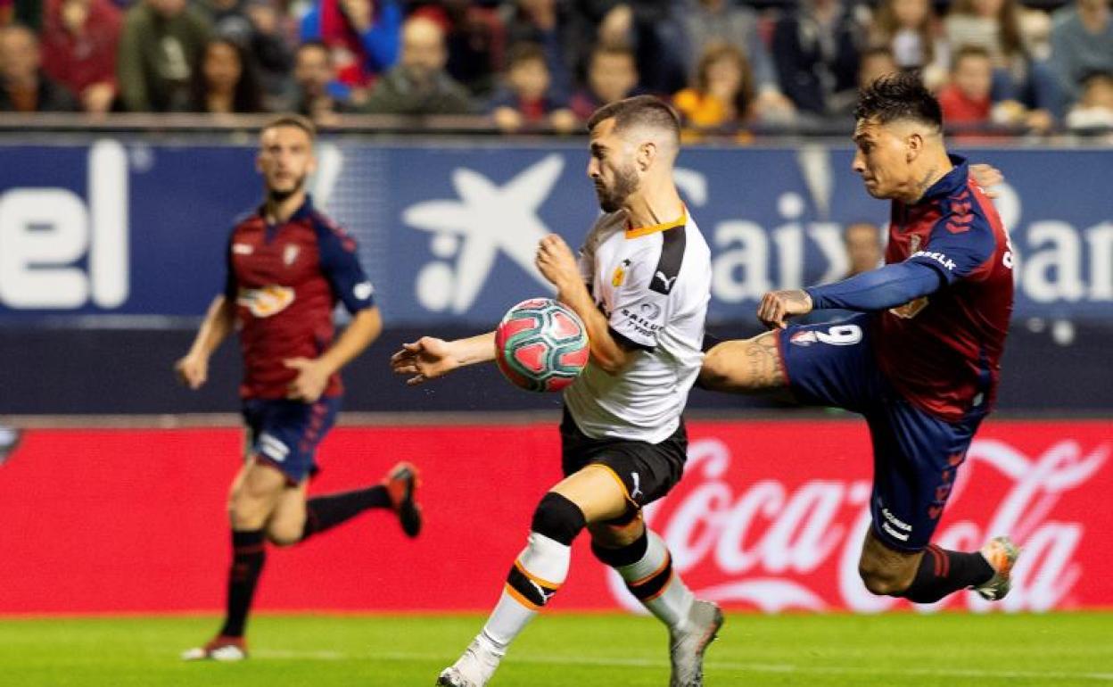 Chimy Ávila y Thierry Correia durante el partido de la décima jornada de Liga en el estadio El Sadar de Pamplona.