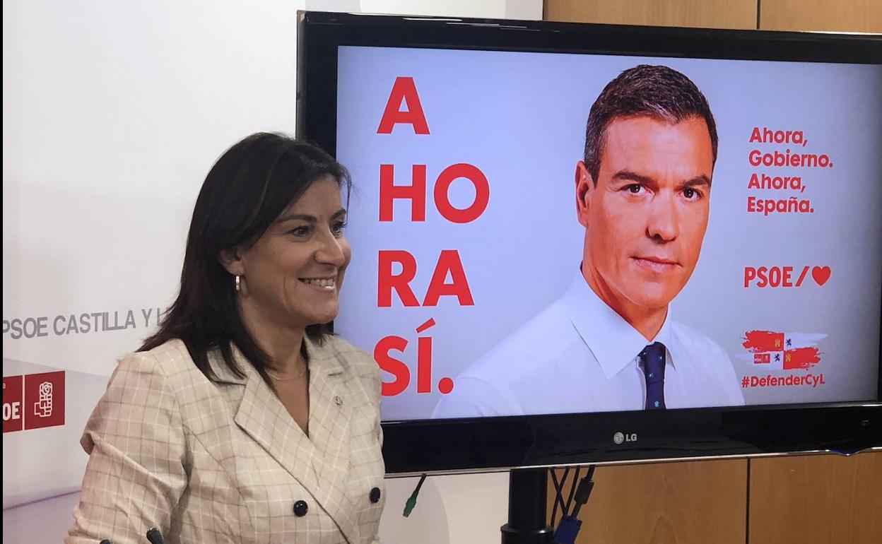 Ana Sánchez, secretaria de Organización del PSOE de Castilla y León, junto a una imagen del presidente del Gobierno en funciones, Pedro Sánchez, y el lema que emplearán los socialistas para las generales del 10-N.