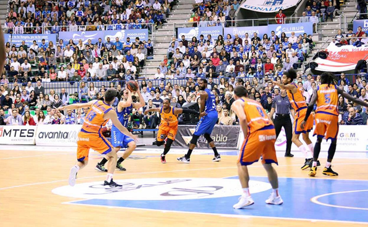 Imagen del partido entre el San Pablo y Valencia Basket de la pasada jornda da la Liga ACB. 