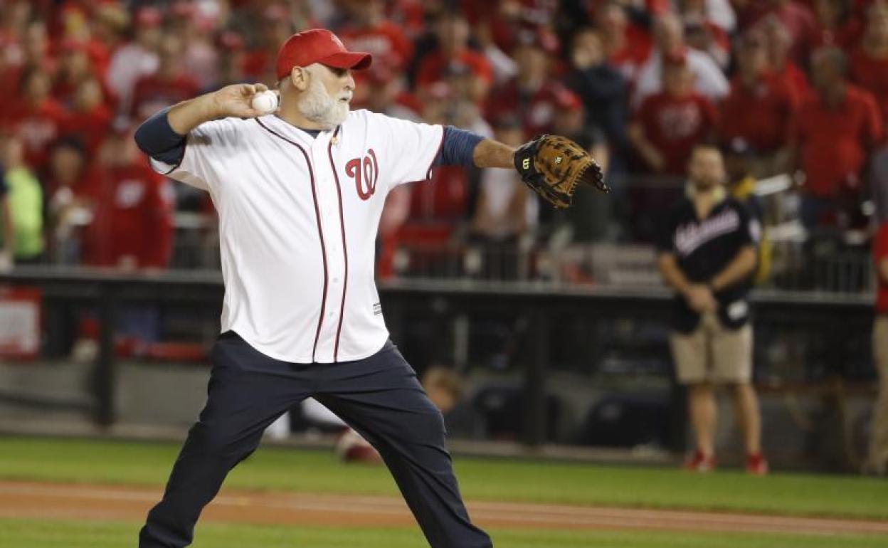 José Andrés, en el momento de lanzar la bola antes del quinto partido de las Series Mundiales. 