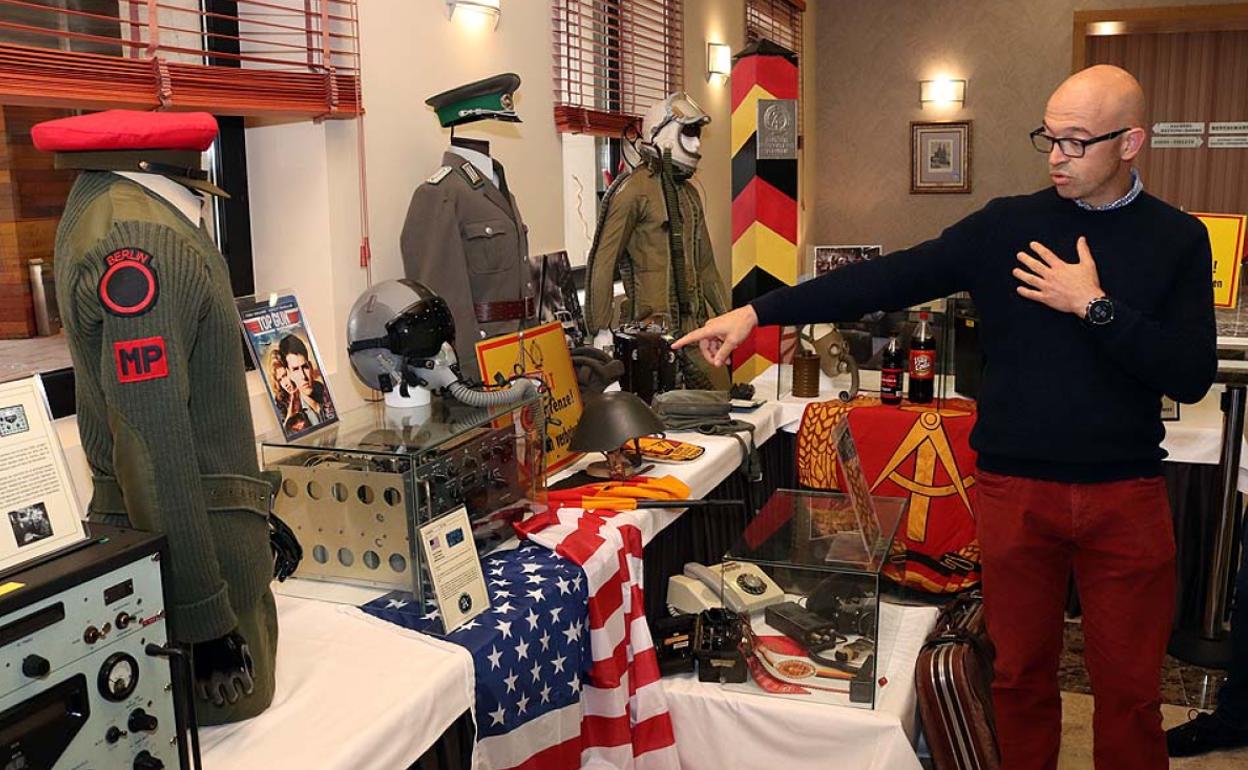 Luis Jorge del Barco explica el origen de los objetos que se exponen en el hall del hotel Abba