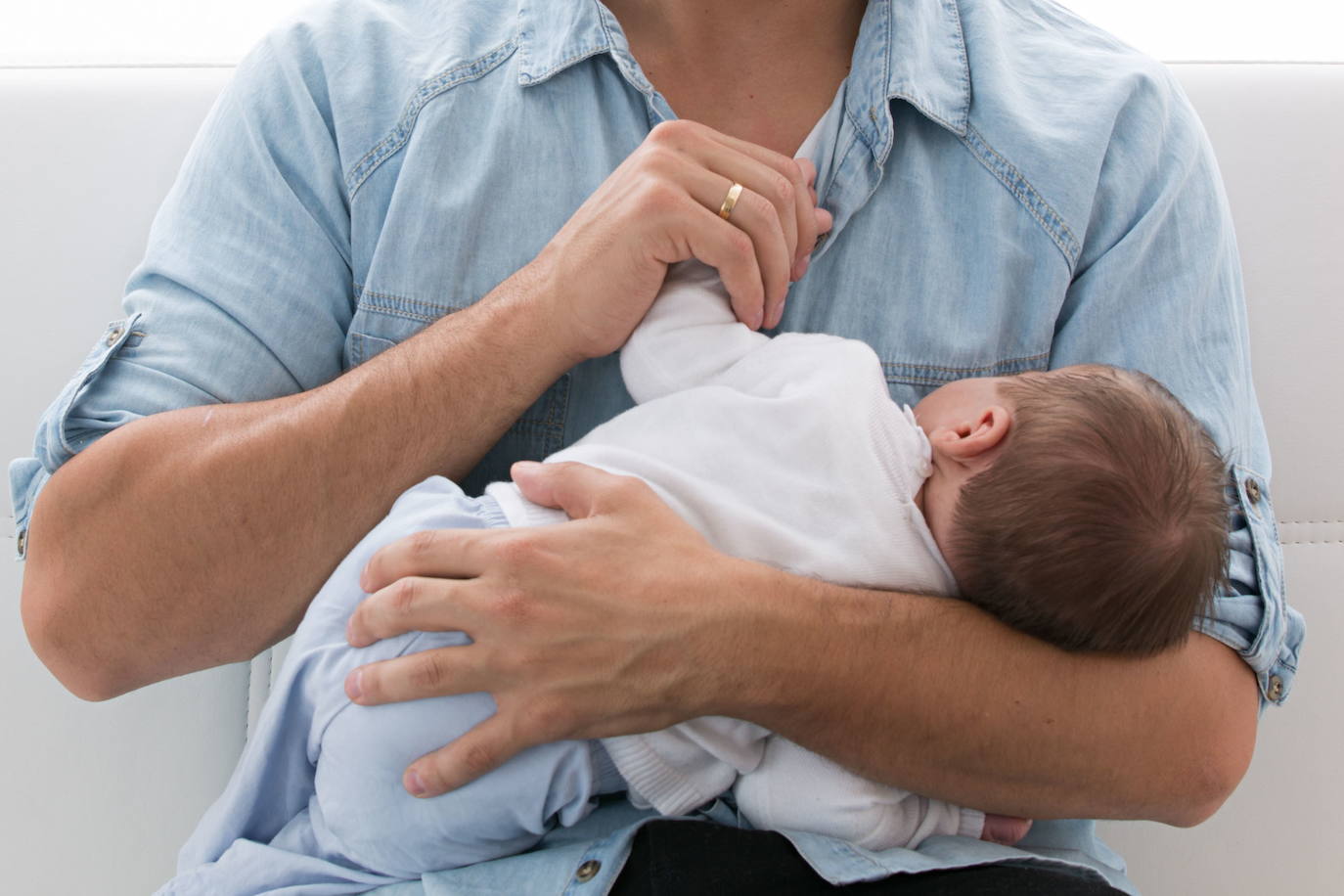 Un padre con su hijo en brazos. 