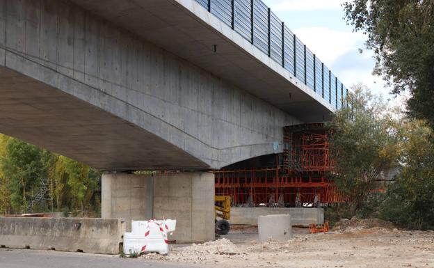 Imagen principal - Las obras del reconstruido viaducto del Ave en Frandovínez encaran su recta final