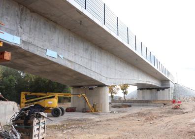 Imagen secundaria 1 - Las obras del reconstruido viaducto del Ave en Frandovínez encaran su recta final