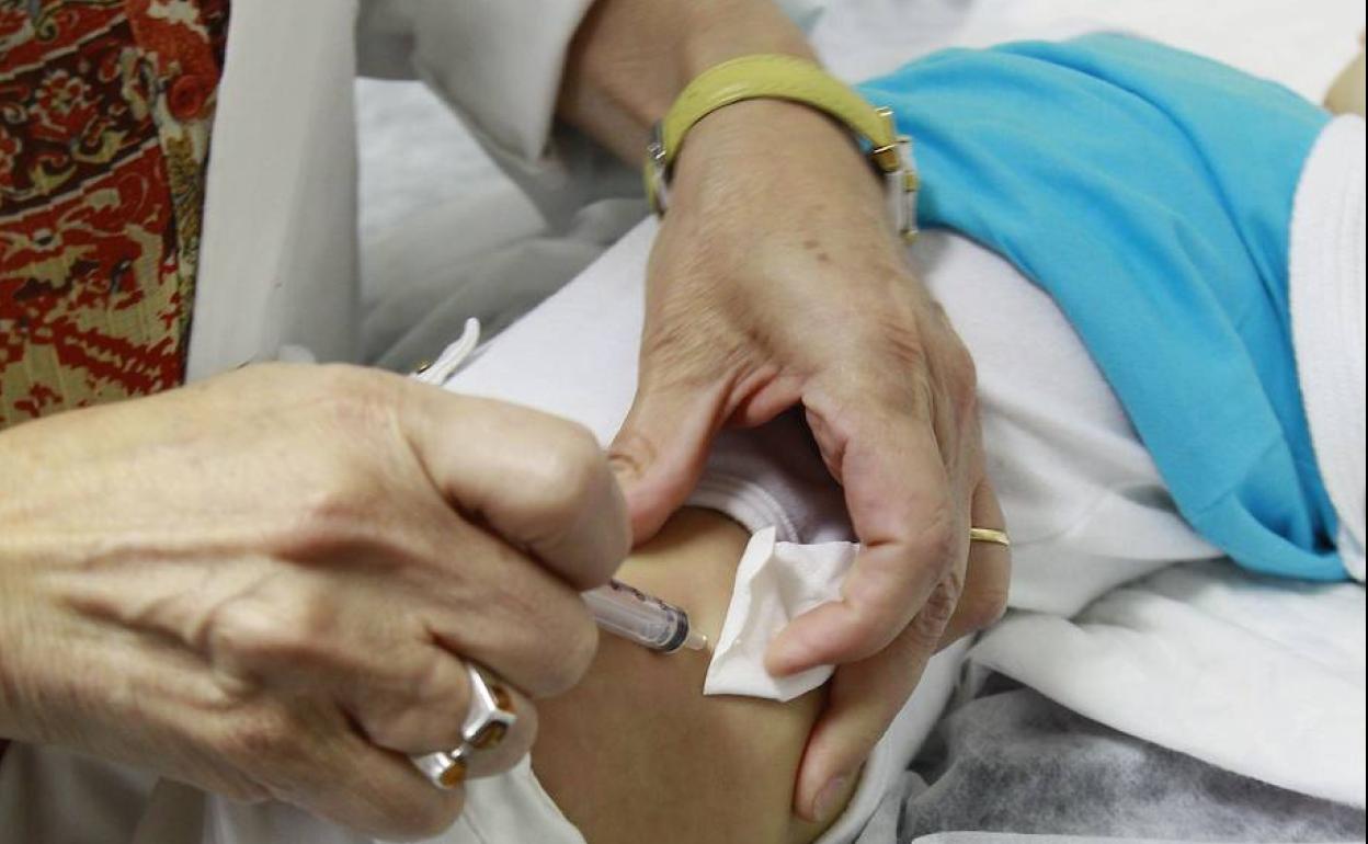 Una pediatra vacuna a un pequeño en un centro de salud de Valladolid.. 
