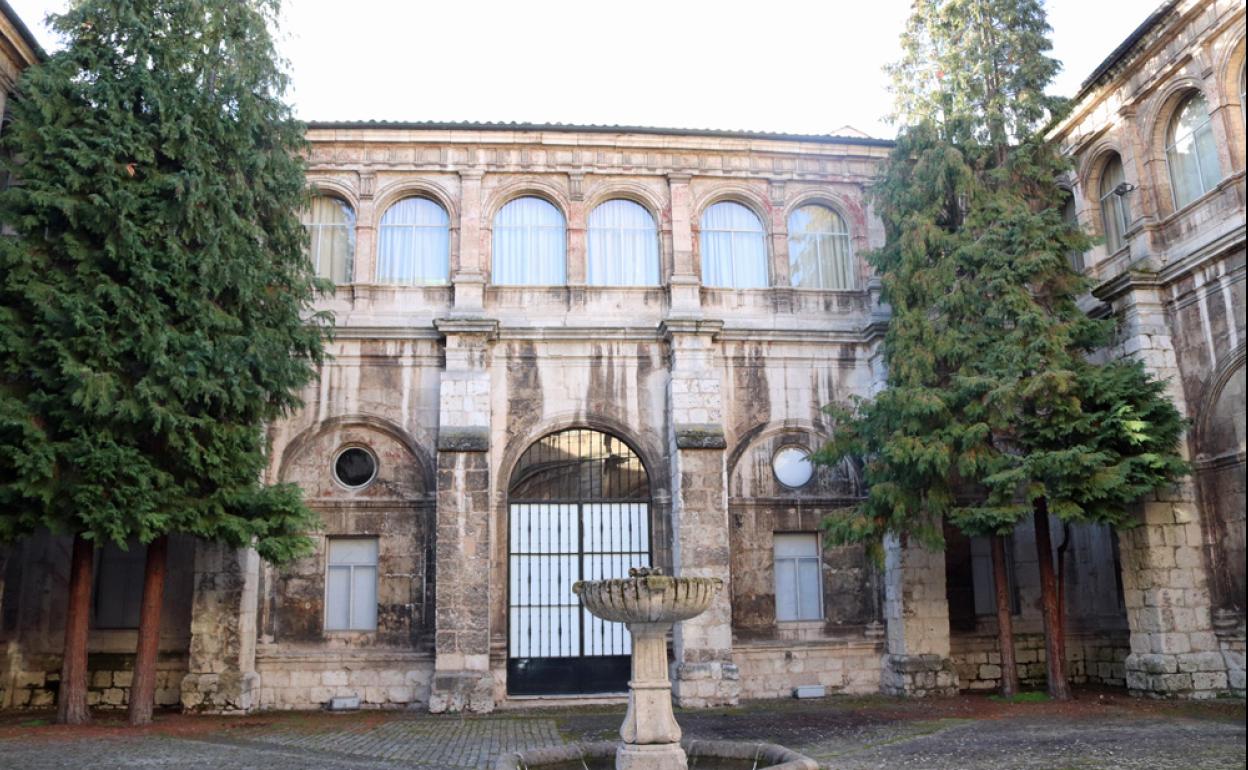 El último paso es instalar la cubierta en el claustro interior