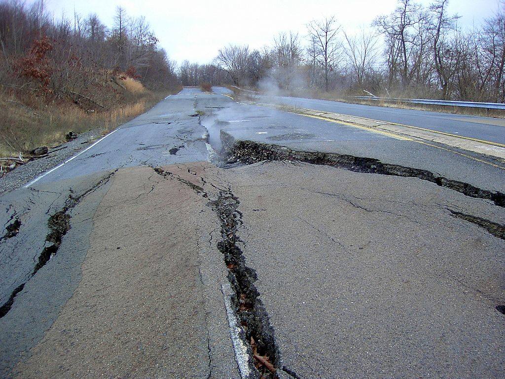 Centralia (Pensilvania) | Esta ciudad minera fue abandonada a raíz de un incendio en las profundidades de la mina de carbón en 1962. El fuego subterráneo acabó extendiéndose por el subsuelo del municipio, obligando a trasladar a la práctica totalidad de sus 1.200 habitantes y a derruir más de 500 casas. Más de 50 años después, todavía no ha podido ser extinguido y pueden verse grietas por las que aún emana humo.