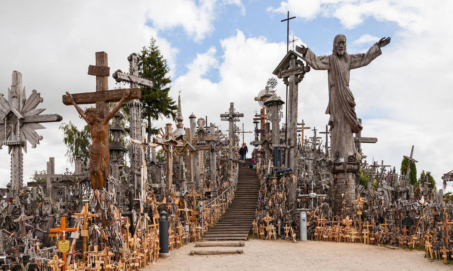 Colinas de cruces (Lituania) | Este santuario se encuentra a 12 kilómetros de la ciudad de Šiauliai, en la carretera que va de Kaliningrado a Riga. La versión más extendida dice que los lituanos empezaron a colocarlas allí espontáneamente en 1831 y en 1863, después de dos rebeliones fallidas contra la Rusia zarista. Los familiares de las víctimas, al no poder recuperar los cuerpos, pusieron una cruz por cada uno de los caídos. En 2006 se contabilizaron alrededor de 100.000.