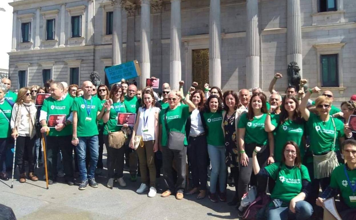 Imagen de la entrega de firmas en el Congreso de los Diputados