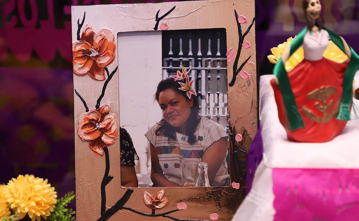 El Centro Cultural Mejicano le ha dedicado a María del Carmen Pérez su altar del Día de Muertos