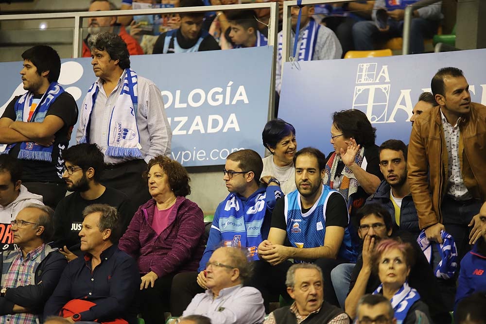 Uno de los animadores de la Peña Andrés Montes ondea la bandera