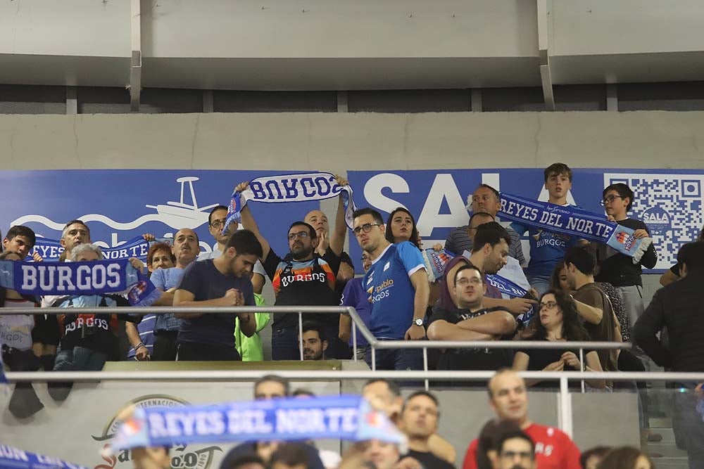 Uno de los animadores de la Peña Andrés Montes ondea la bandera