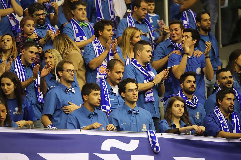 Uno de los animadores de la Peña Andrés Montes ondea la bandera