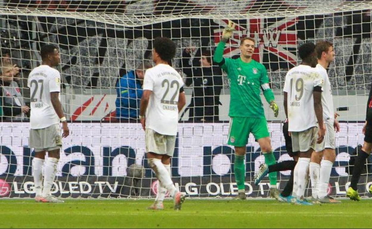 Manuel Neuer, portero del Bayern, gesticula tras uno de los goles del Eintracht. 