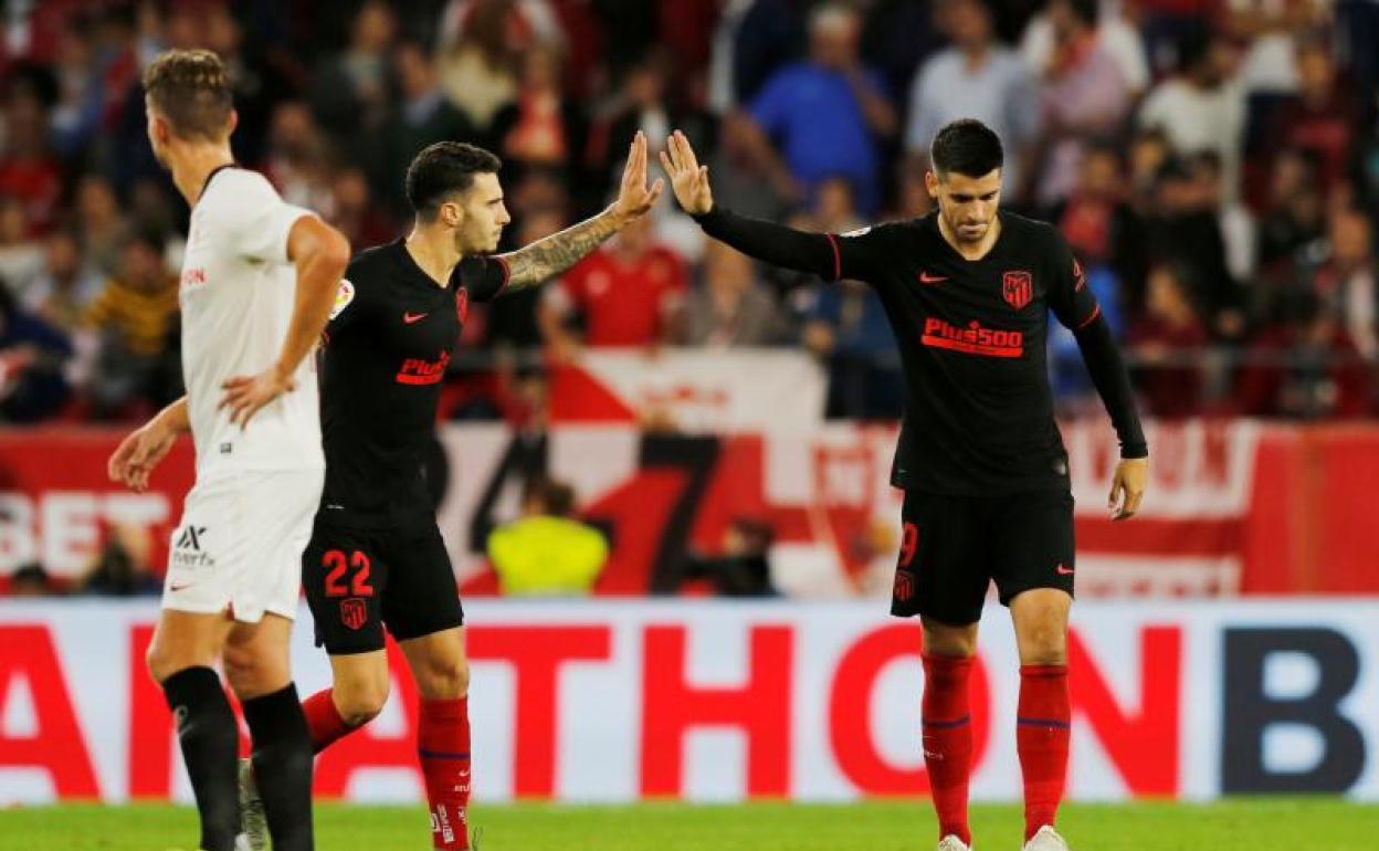 Álvaro Morata (d) es felicitado por Mario Hermoso tras su gol. 