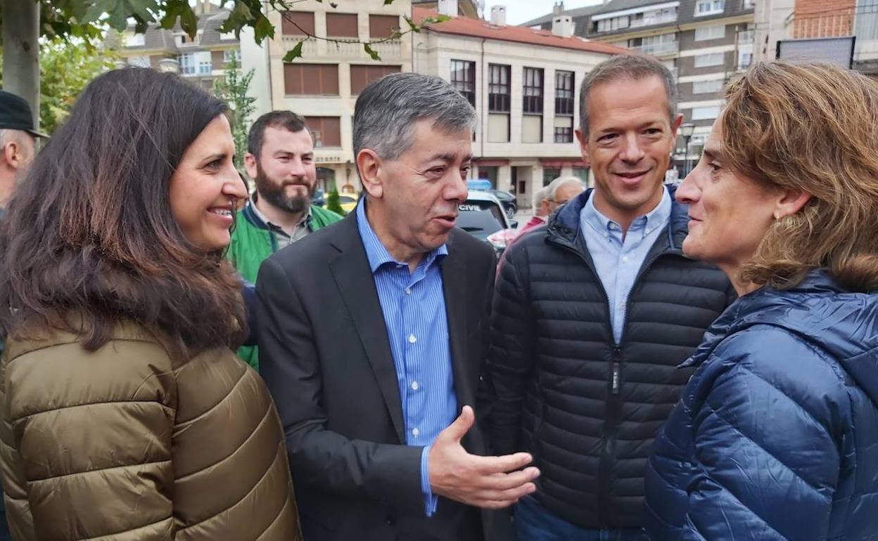 La ministra Ribera junto con los candidatos de Burgos Ander Gil y Esther Peña y el alcalde de Medina de Pomar, Isaac Angulo