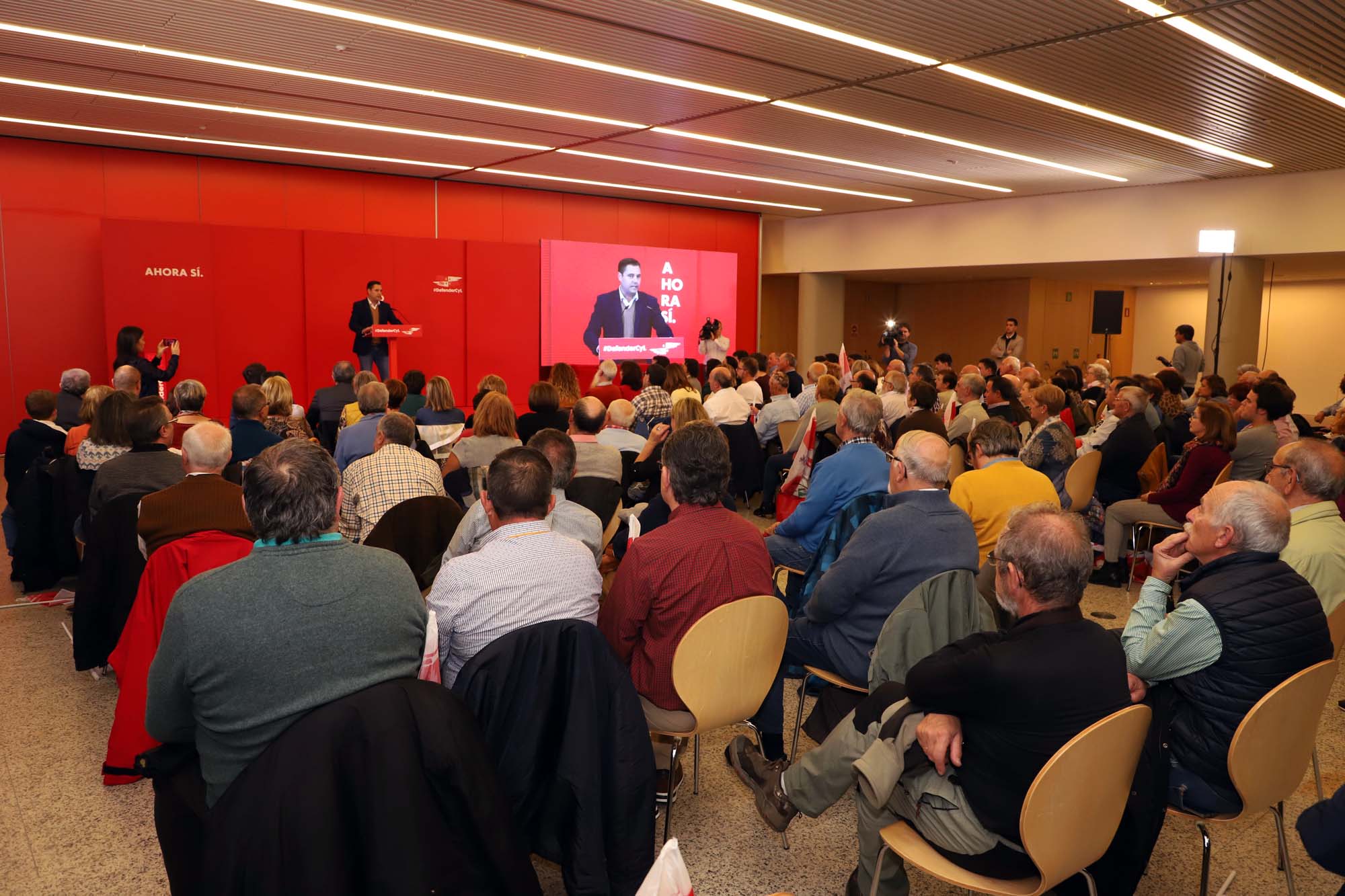 La ministra de Trabajo en funciones, Magdalena Valerio, visita Burgos en campaña.