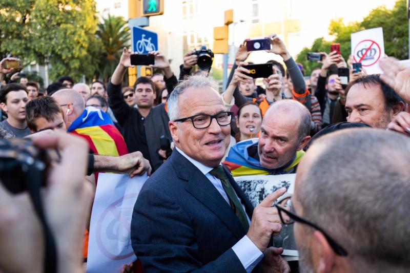 Fotos: Manifestantes y partidos independentistas boicotean el acto del Rey en Barcelona