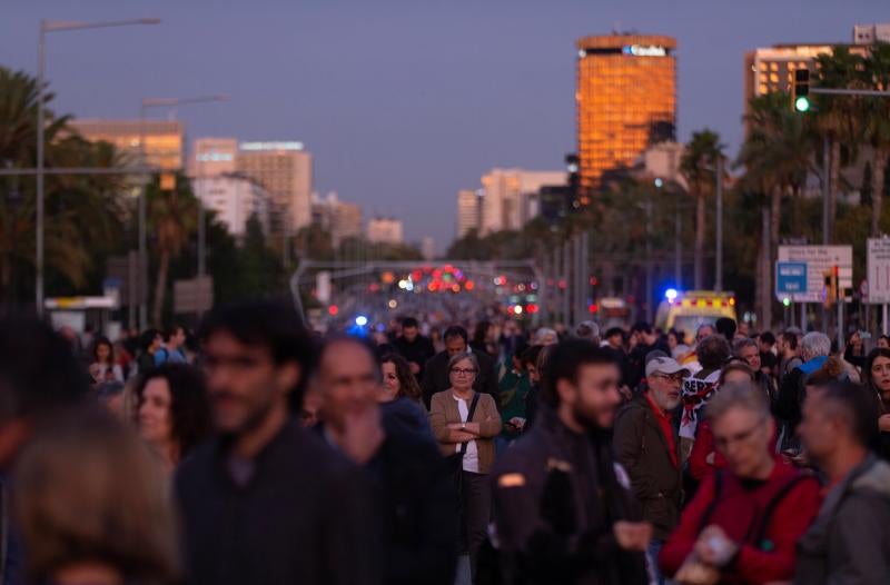 Fotos: Manifestantes y partidos independentistas boicotean el acto del Rey en Barcelona