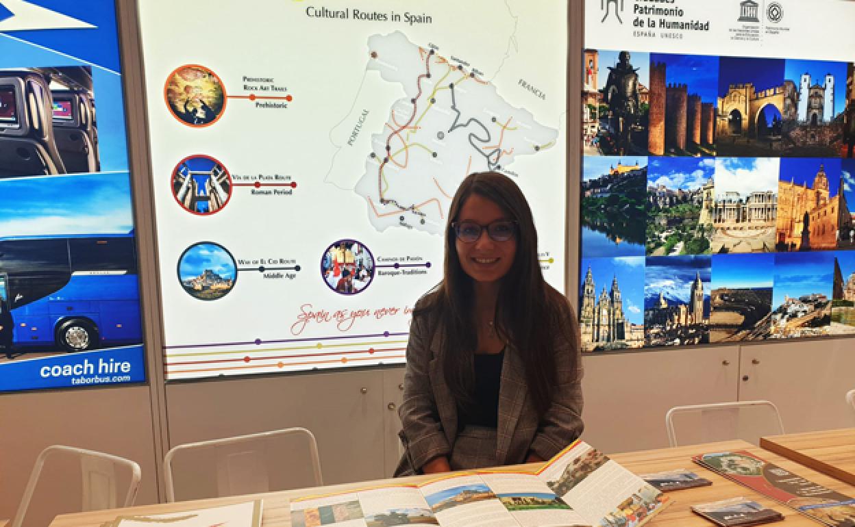 Una azafata ofrece información sobre las 'Rutas Culturales de España'. 