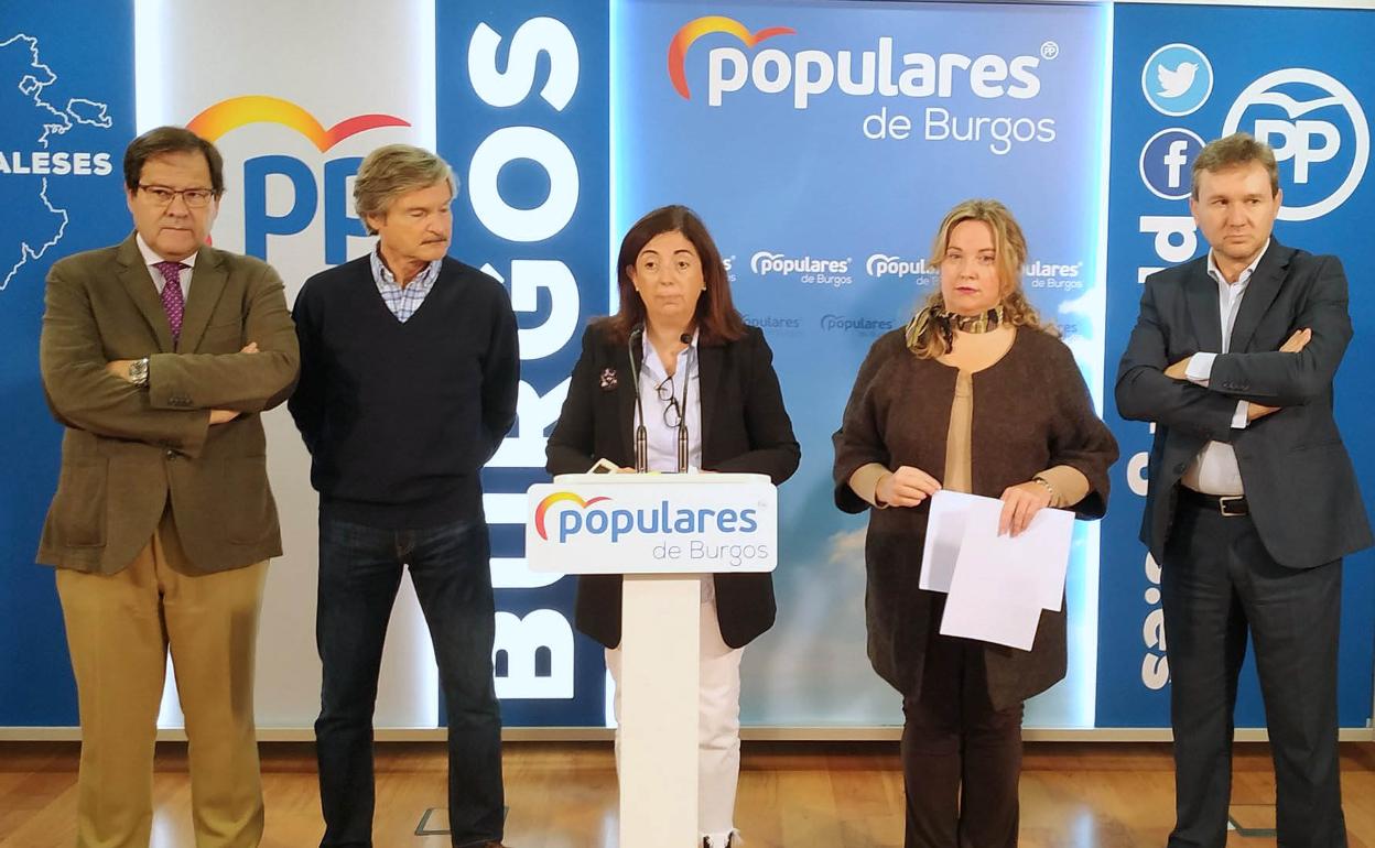 Moneo ha estado acompañada del cabeza de lista al Senado, Javier Lacalle, y otros miembros de las candidaturas provinciales. 