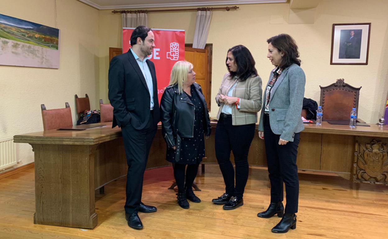 Esther Peña en Salas de los Infantes, momentos previo a su encuentro con los alcaldes de la zona. 