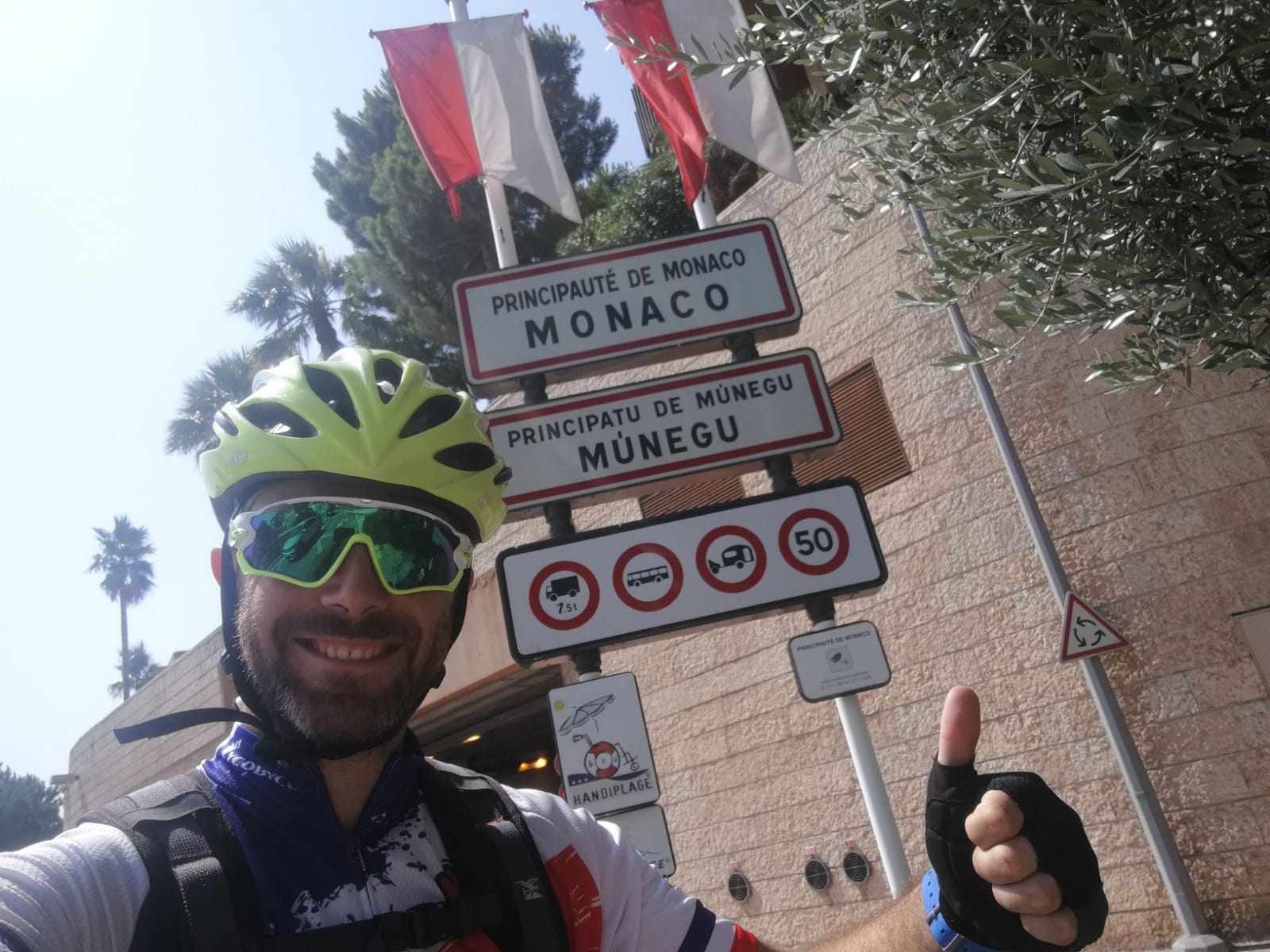 Abel Antón, de Huerta de Rey, ha concluido su tercer Camino de Santiago y esta vez lo ha afrontado en solitario | Ha pedaleado desde Roma a Finisterre en una aventura en la que pesan más los hechos positivos que los negativos y los bellos paisajes. 