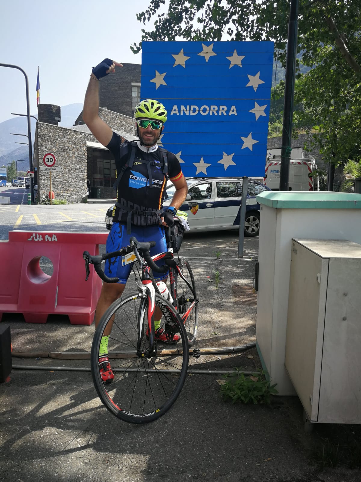 Abel Antón, de Huerta de Rey, ha concluido su tercer Camino de Santiago y esta vez lo ha afrontado en solitario | Ha pedaleado desde Roma a Finisterre en una aventura en la que pesan más los hechos positivos que los negativos y los bellos paisajes. 