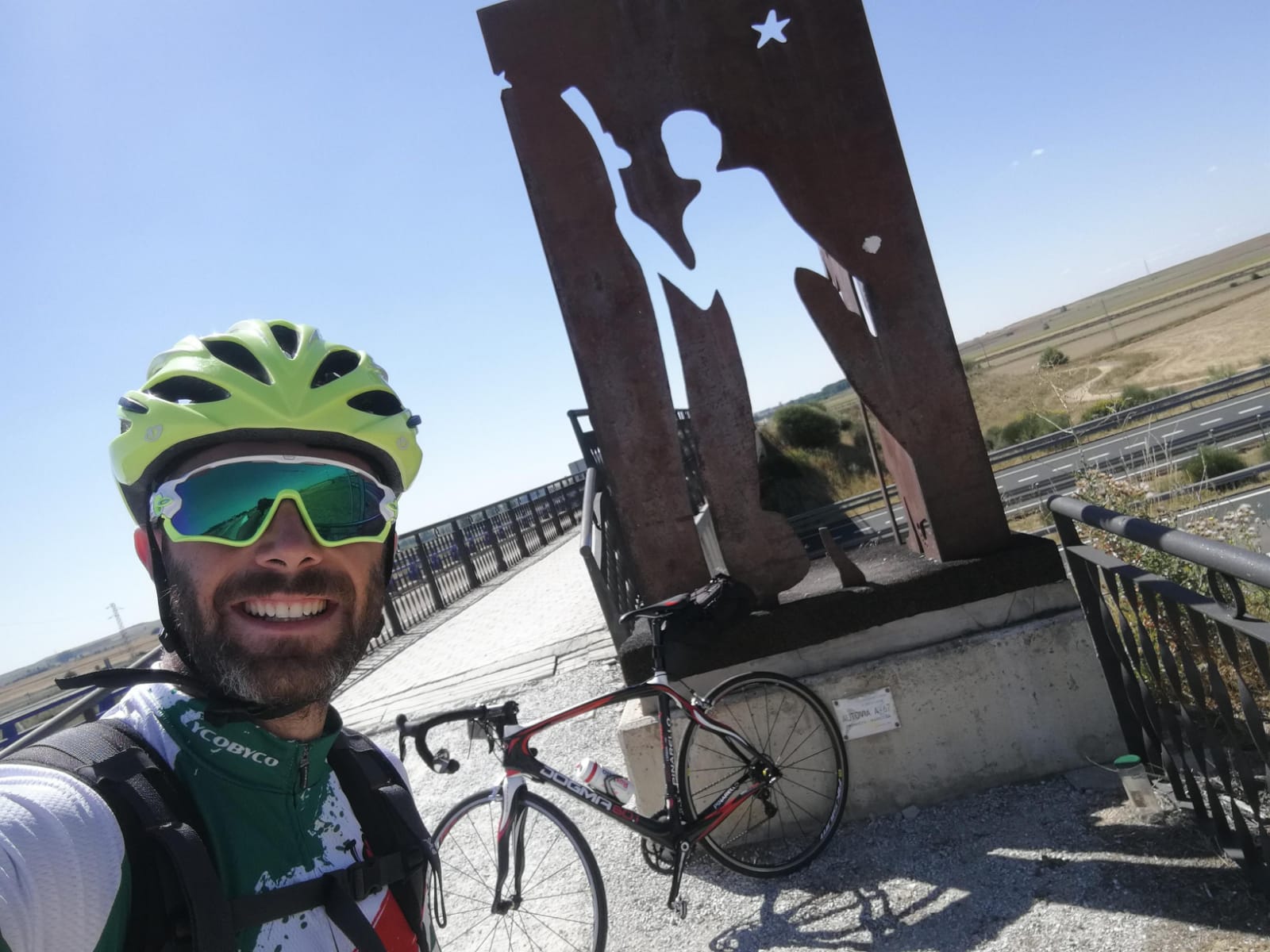 Abel Antón, de Huerta de Rey, ha concluido su tercer Camino de Santiago y esta vez lo ha afrontado en solitario | Ha pedaleado desde Roma a Finisterre en una aventura en la que pesan más los hechos positivos que los negativos y los bellos paisajes. 