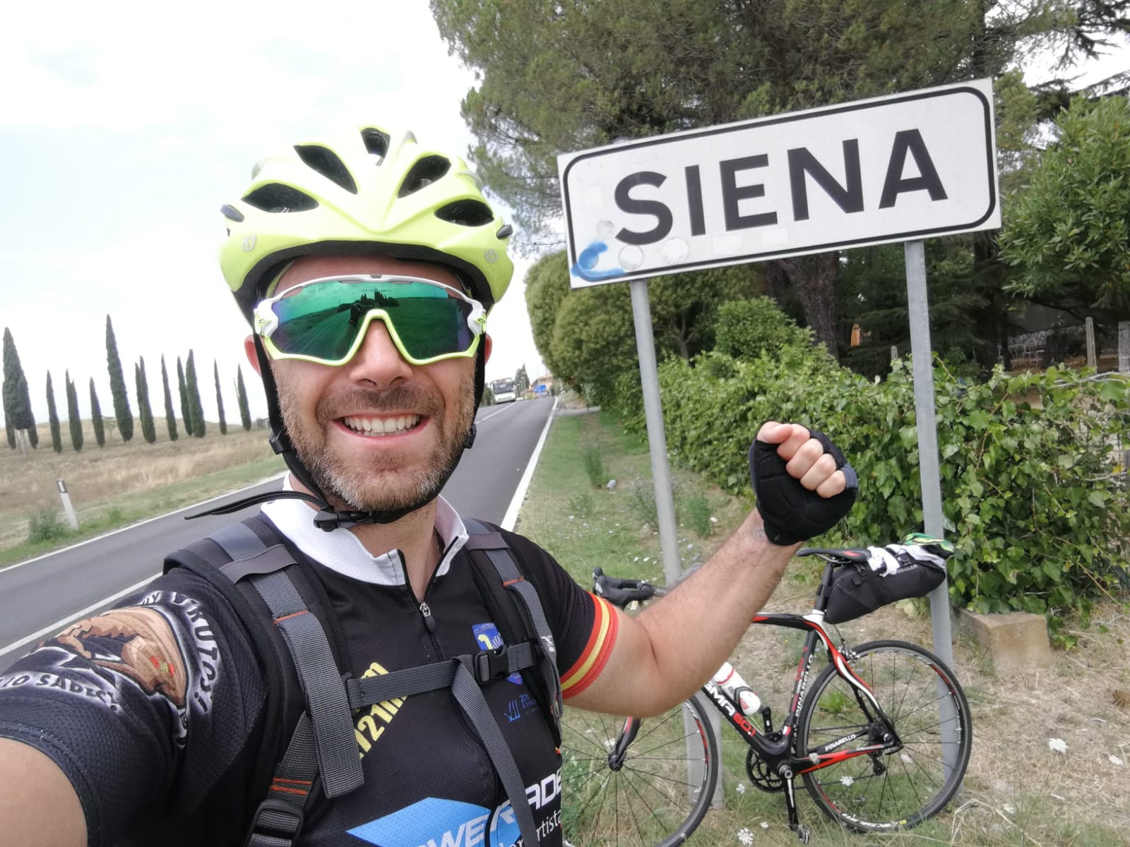 Abel Antón, de Huerta de Rey, ha concluido su tercer Camino de Santiago y esta vez lo ha afrontado en solitario | Ha pedaleado desde Roma a Finisterre en una aventura en la que pesan más los hechos positivos que los negativos y los bellos paisajes. 