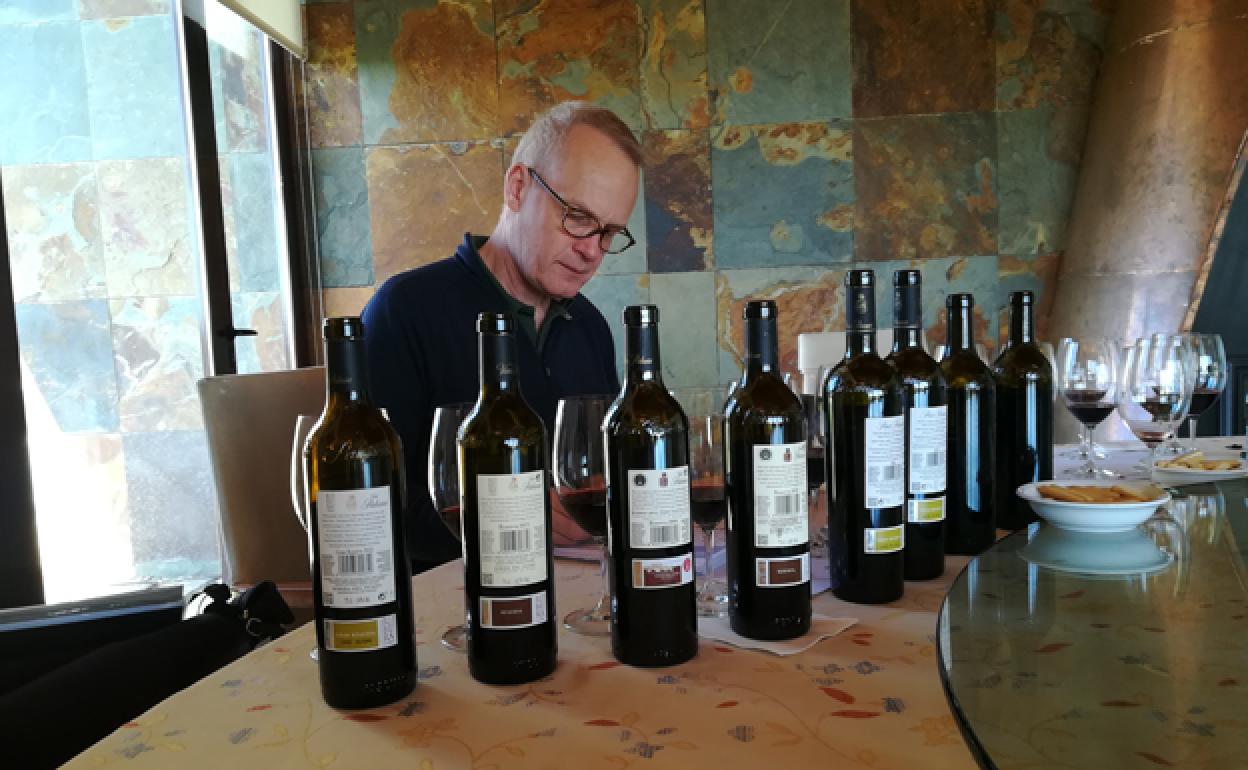 Tim Atkin, periodista y prescriptor vinícola, durante la cata de los vinos de Ribera del Duero. 