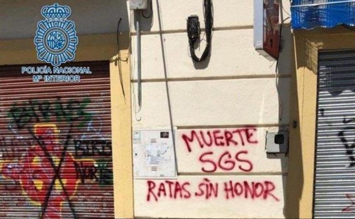 Pintadas en comercios de la calle Tajo, detonante de la reyerta. 