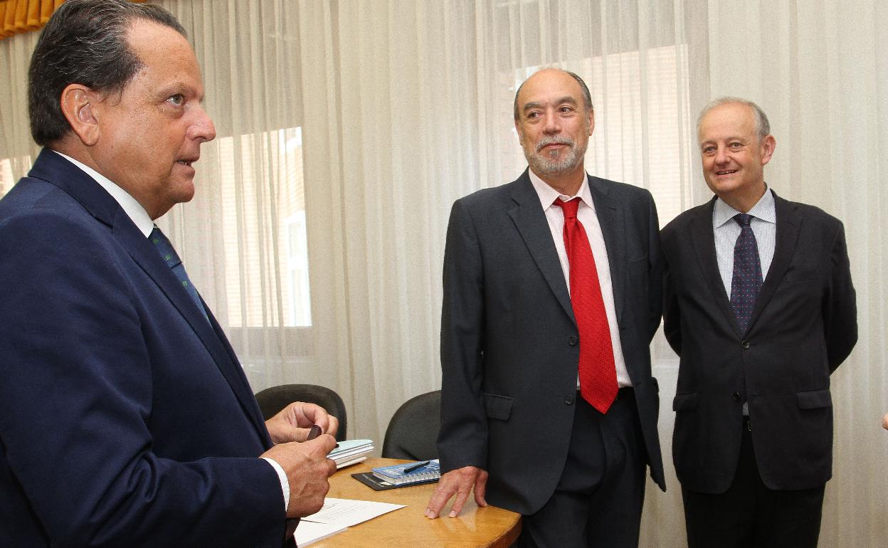 José Ignacio Sobrini, a la derecha de la imagen, junto a Mario Amilivia y Francisco Ramos, en su etapa como consejeros de Consejo Consultivo.