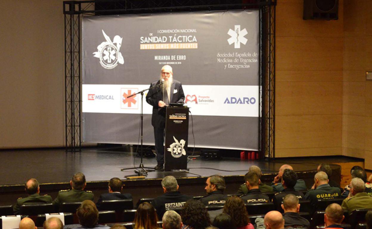 El doctor y político Agustín Javier Zamarrón Moreno impartió la conferencia inaugural. 