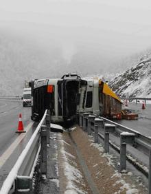 Imagen secundaria 2 - Muere un camionero burgalés al volcar con su vehículo en Asturias